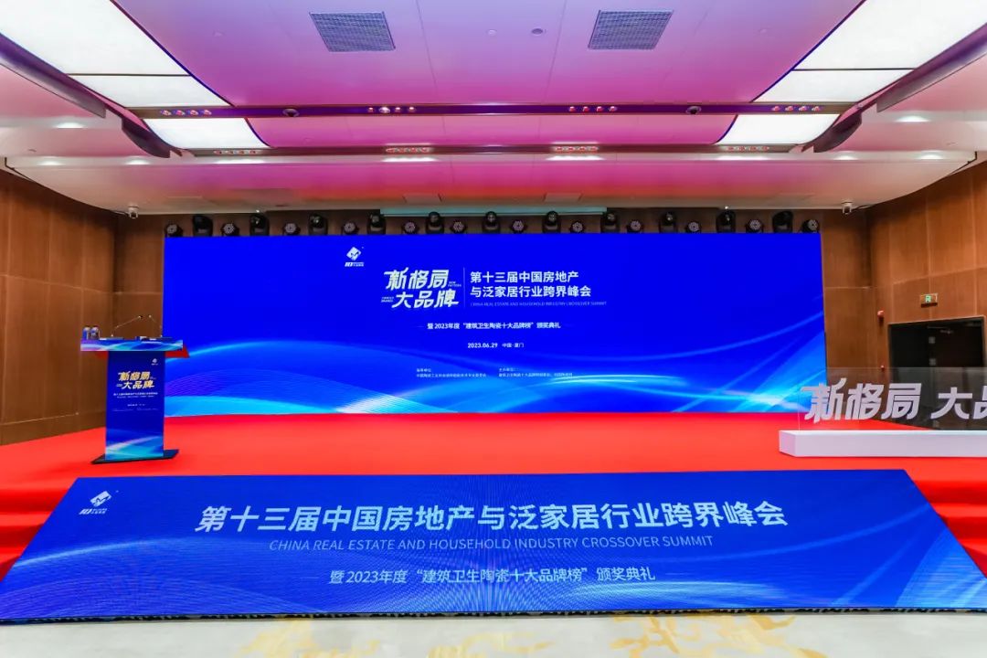 品質爭先,載譽前行 | 恭喜綠蘋果瓷磚榮獲“現代磚十大品牌”獎項!